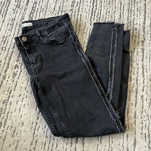 Zara Jean w detail on leg